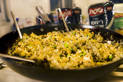 אורז מוקפץ עם אננס אגוזים ורוטב סויה