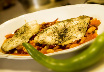 פילה דג על מצע שעועית פיקנטית