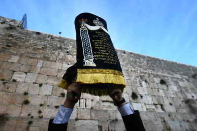 לצלילי האדרת והאמונה: החיילים הצרפתיים רקדו עם הספר תורה