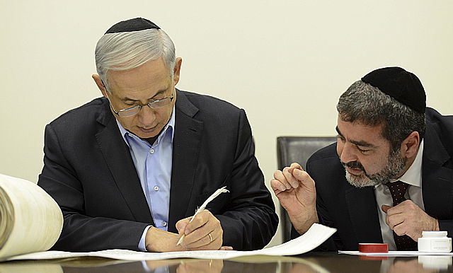ראש הממשלה נתניהו כותב אות בספר התורה