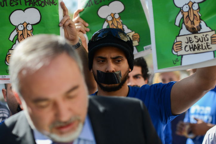 ליברמן: "הניסיון לאסור את הפצת השבועון הוא פשוט סחיטה באיומים"