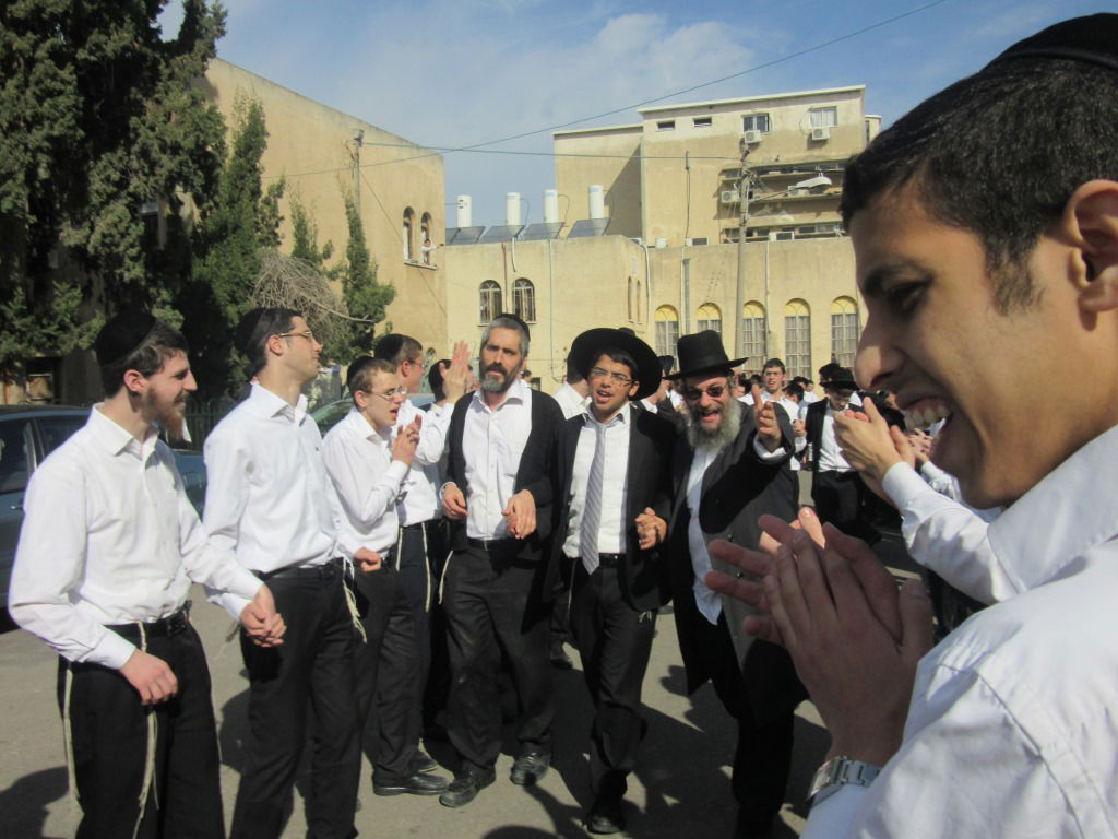 תיעוד: עצור פוניבז' שוחרר והתקבל בשירה וריקודים