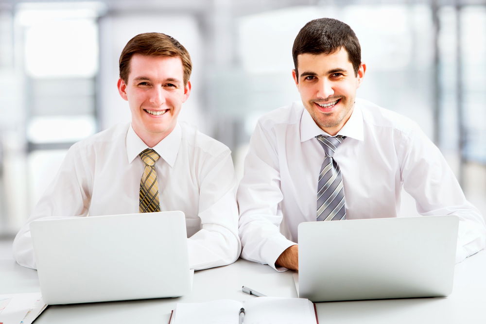 אושר בעבודה? תלוי מי יושב לידכם