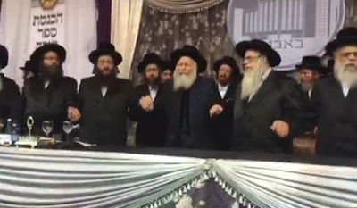 האדמו"רים מצאנז ובאבוב רקדו יחד בחנוכת הבית • צפו