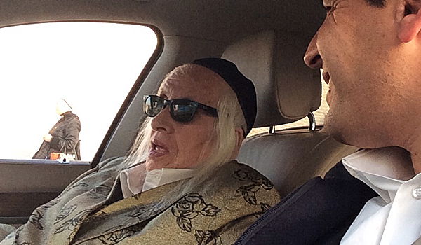 רב הסלבס מרדכי חסידים העניק את משקפי השמש שלו לאדמו"ר מקאליב