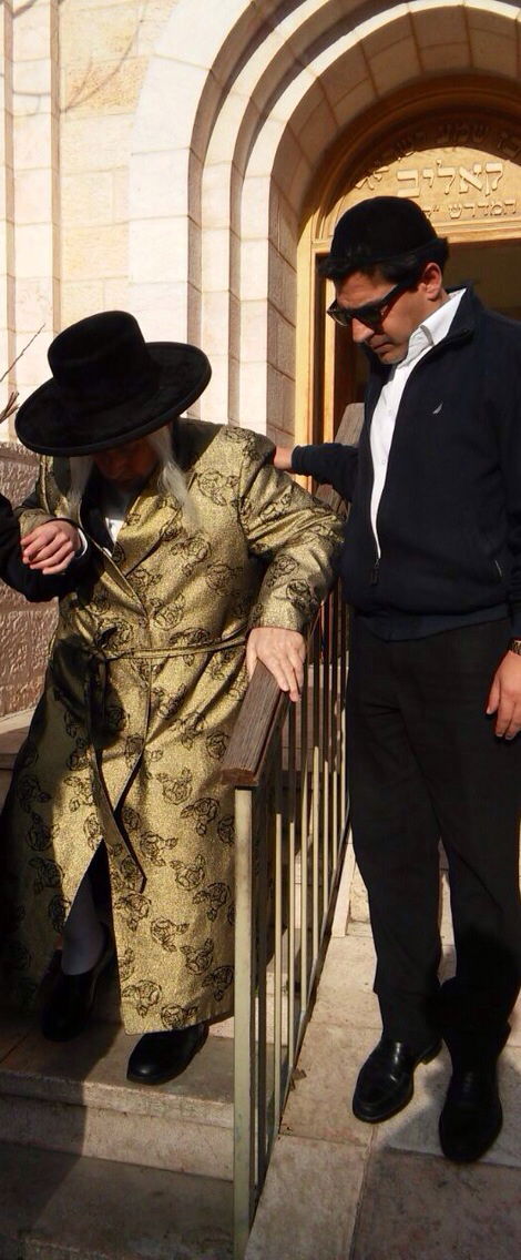 רב הסלבס מרדכי חסידים העניק את משקפי השמש שלו לאדמו"ר מקאליב