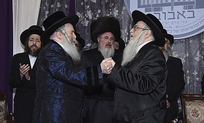 צפו: ריקוד האדמו"רים מצאנז ובאבוב