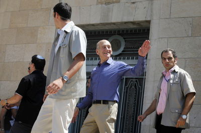 אהוד אולמרט עם מאבטחים