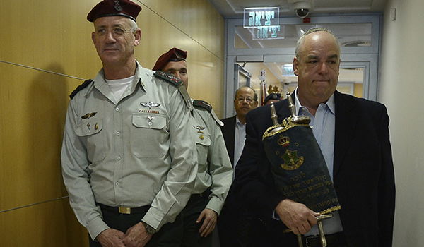 ספר התורה ההיסטורי הוחזר ללשכת הרמטכ"ל • צפו