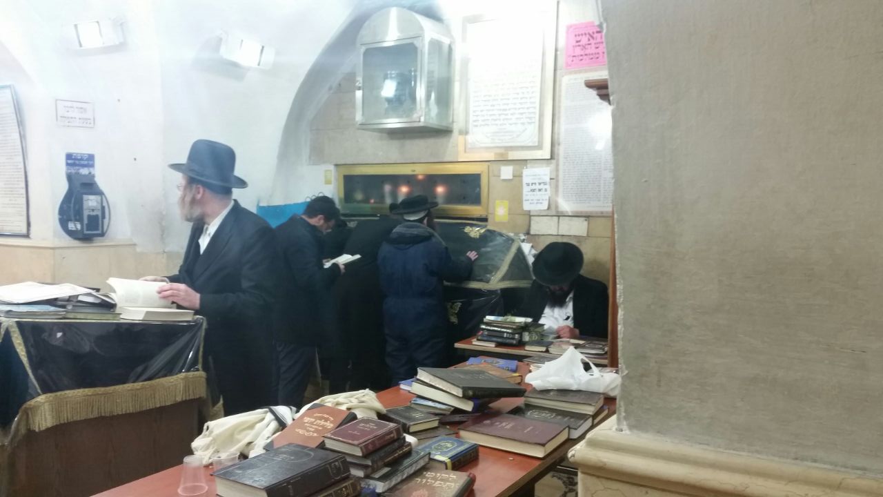 תיעוד ממירון: שלג קל בחוץ, בפנים מתפללים