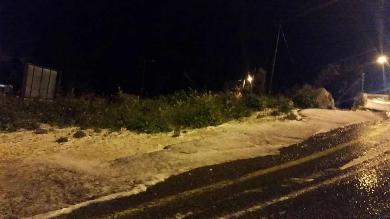 תיעוד ממירון: שלג קל בחוץ, בפנים מתפללים