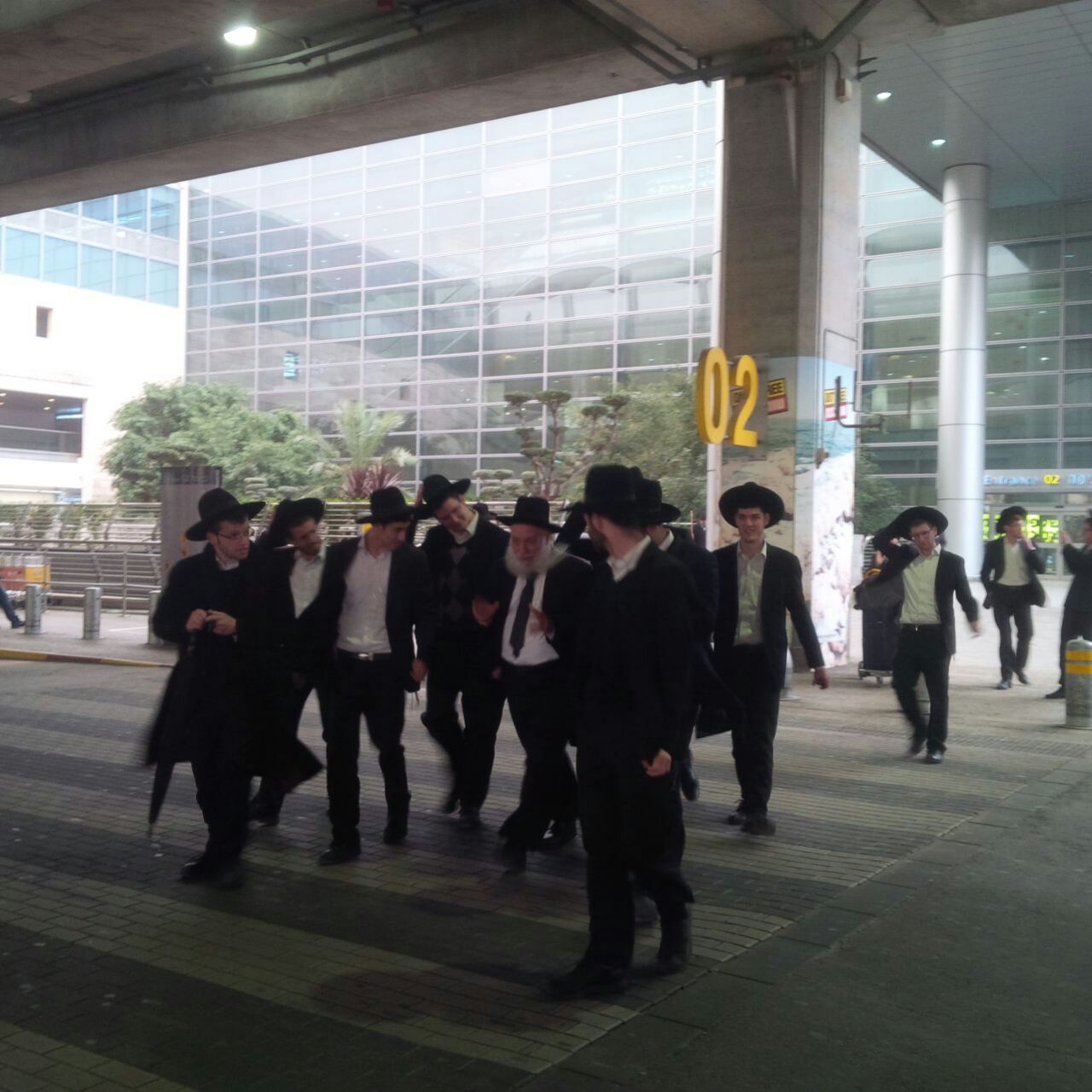 תיעוד: קבלת פנים לגר"א כהנמן בשדה התעופה