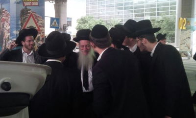 תיעוד: קבלת פנים לגר"א כהנמן בשדה התעופה