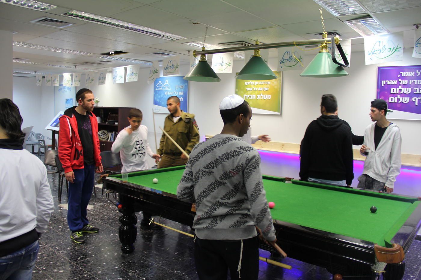 צפו: אריה דרעי משחק סנוקר עם תלמידים