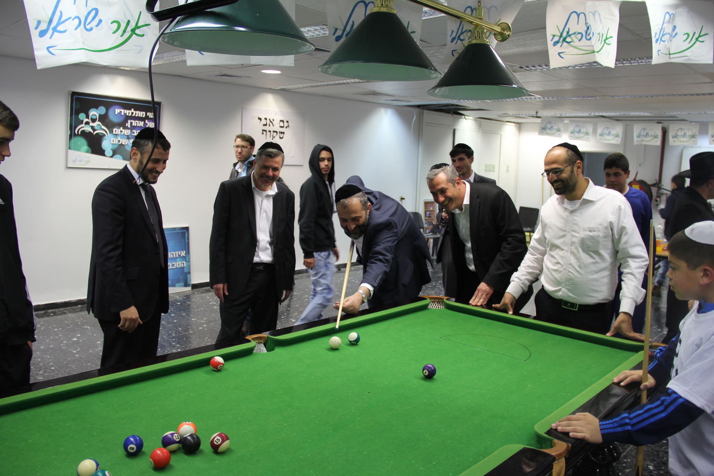 צפו: אריה דרעי משחק סנוקר עם תלמידים