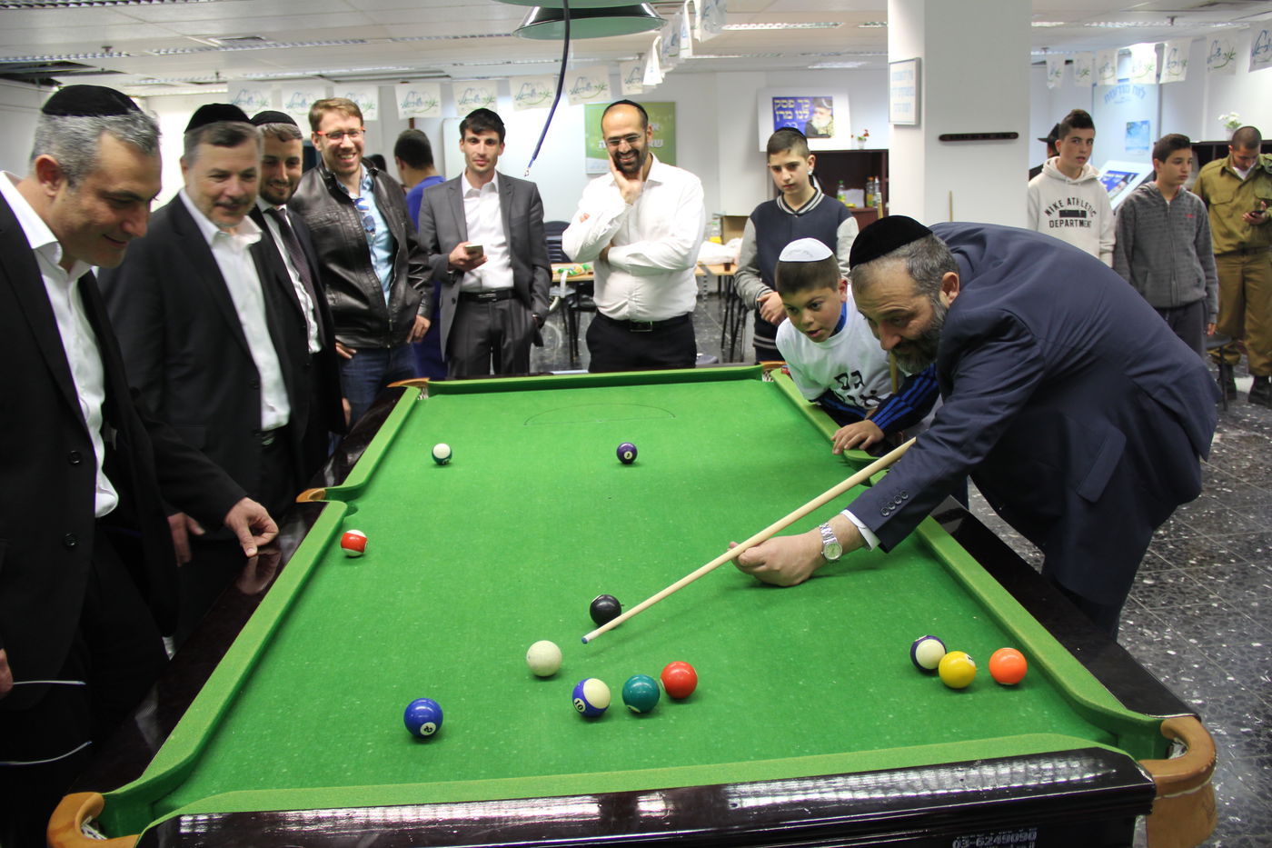 צפו: אריה דרעי משחק סנוקר עם תלמידים