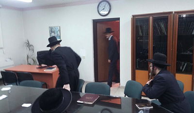 ישי יוצא מחדרו של האדמו"ר, הערב