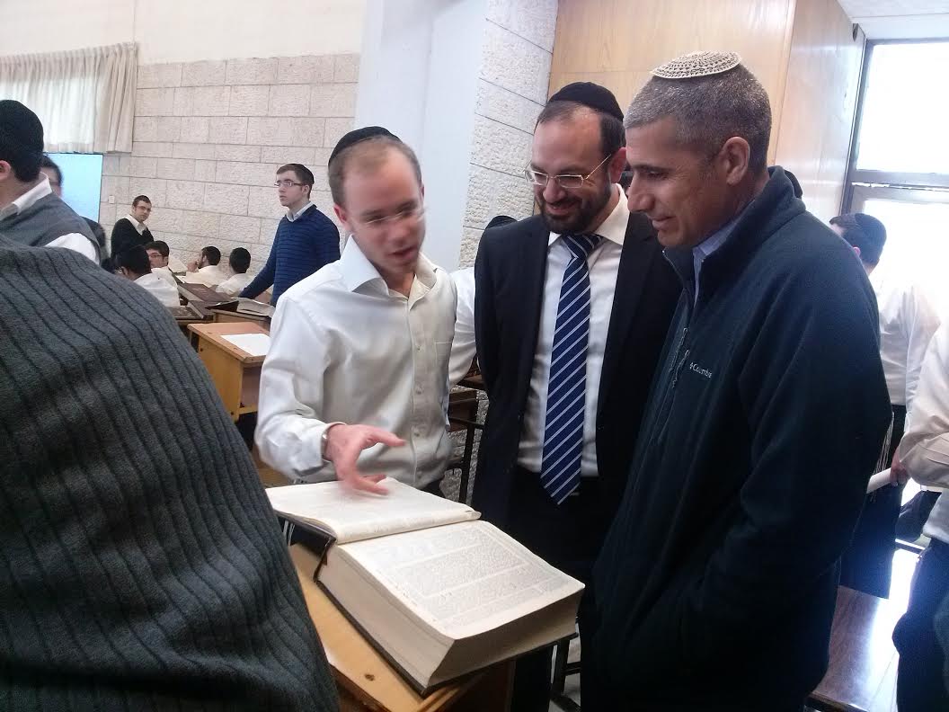 בכירי משרד האוצר נפגשו עם ראשי ישיבת "חברון"