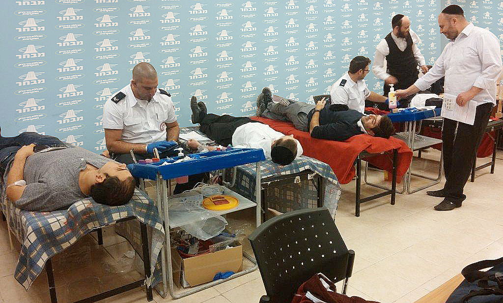 הסטודנטים החרדים של מכללת מבחר תורמים דם