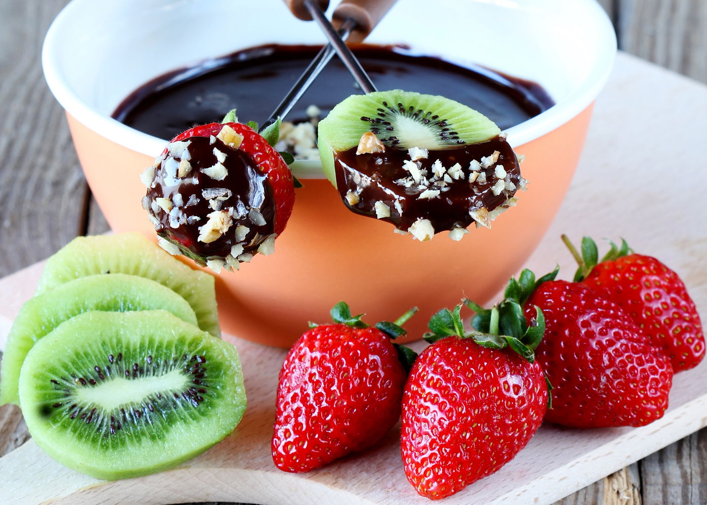 פונדו שוקולד חם ומתוק עם פירות