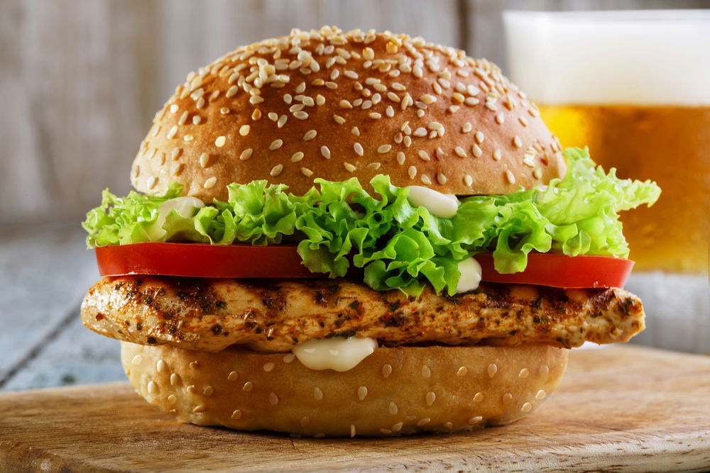 המבורגר חזה עוף במרינדה עסיסית