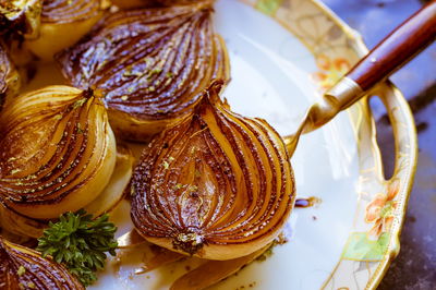 תוספת מיוחדת. בצלים מקורמלים בסילאן