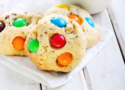 עוגיות צבעוניות עם עדשים מתוקים