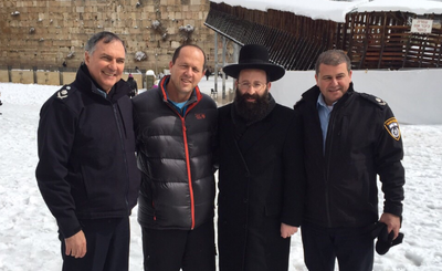 צפו: ברכת שבת שלום מהכותל הלבן