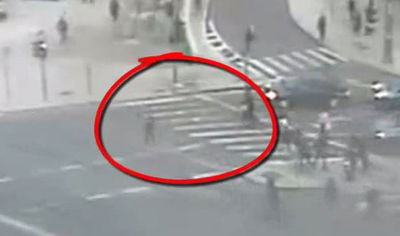 תיעוד: ניר ברקת משתלט על המחבל שדקר חרדי