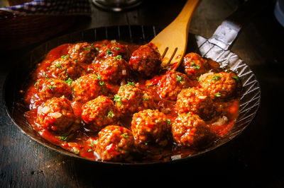 קציצות בשר בתיבול עשיר ורוטב עגבניות