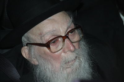 תיעוד: הגר"נ קרליץ בהלווית רעייתו הרבנית לאה קרליץ ע"ה