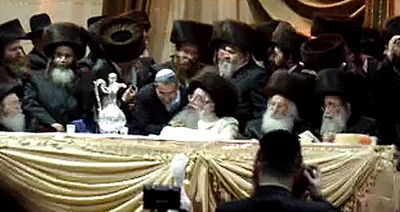 וידאו מרגש • אבא של אייל יפרח מתברך בחתונת צאנז