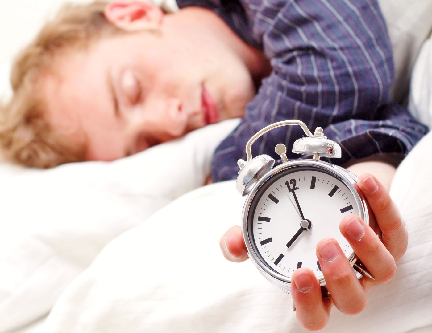 מי שישן עד 08:00, נמצא בקבוצת סיכון לשבץ מוחי?