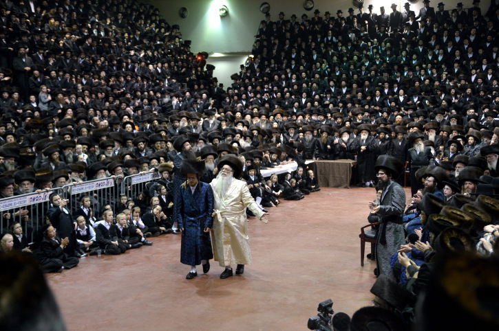 חתונת צאנז: הכלה על כרכרה רתומה לסוס בדרך לחופה • תיעוד