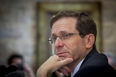 יצחק הרצוג ניחם בבית הגאב"ד רבי נסים קרליץ