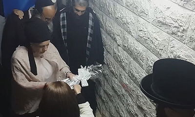 חדש ביבנאל: אירוסין בקבר הצדיק מוהרא"ש • צפו