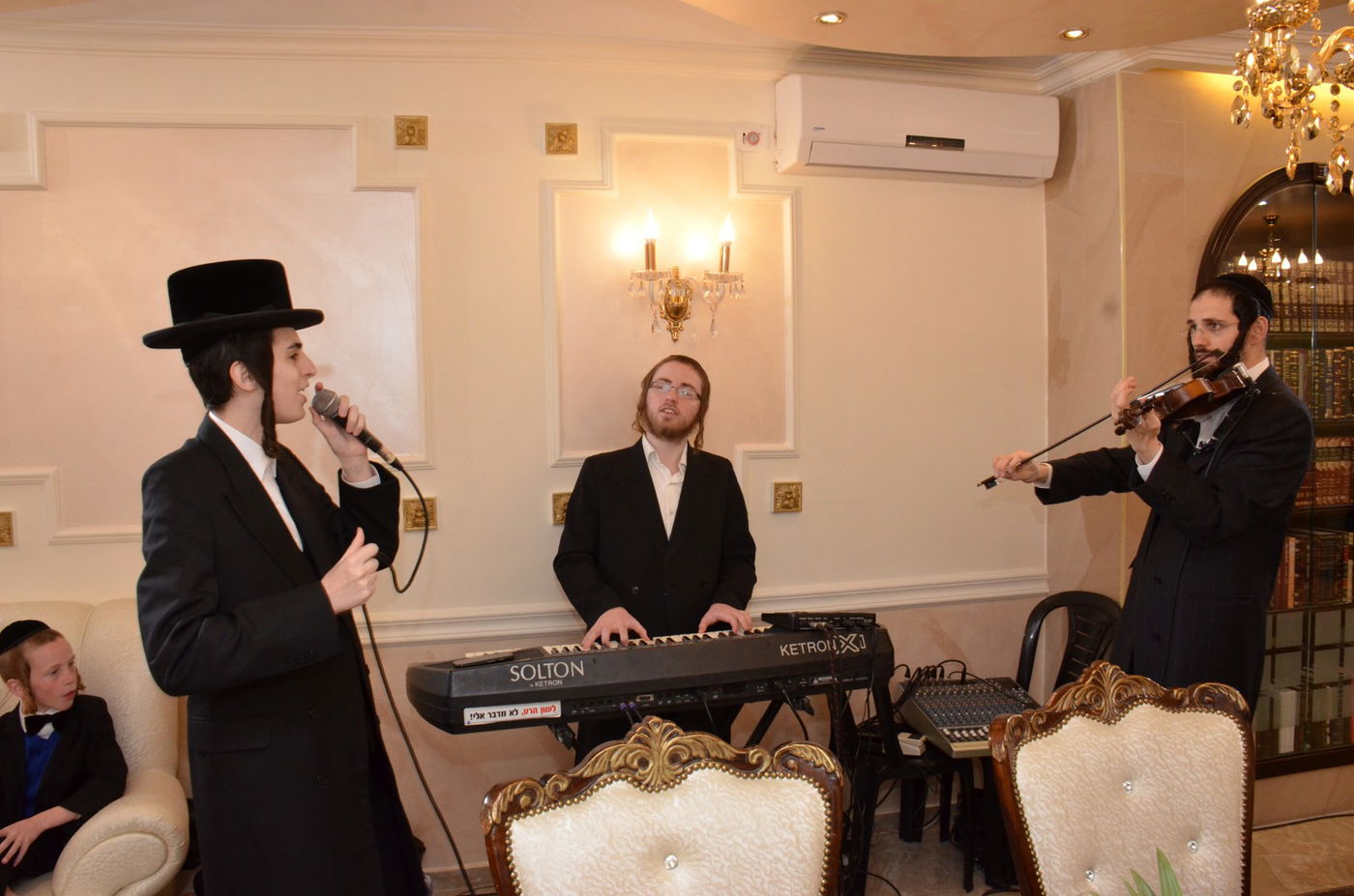 ביתר עילית: קהילת 'המתמידים' חנכה ארון קודש מפואר • תיעוד