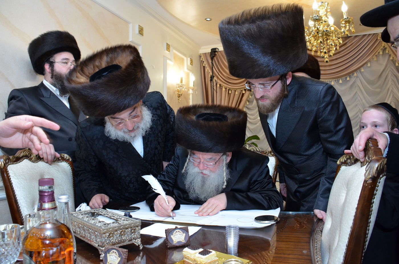 ביתר עילית: קהילת 'המתמידים' חנכה ארון קודש מפואר • תיעוד