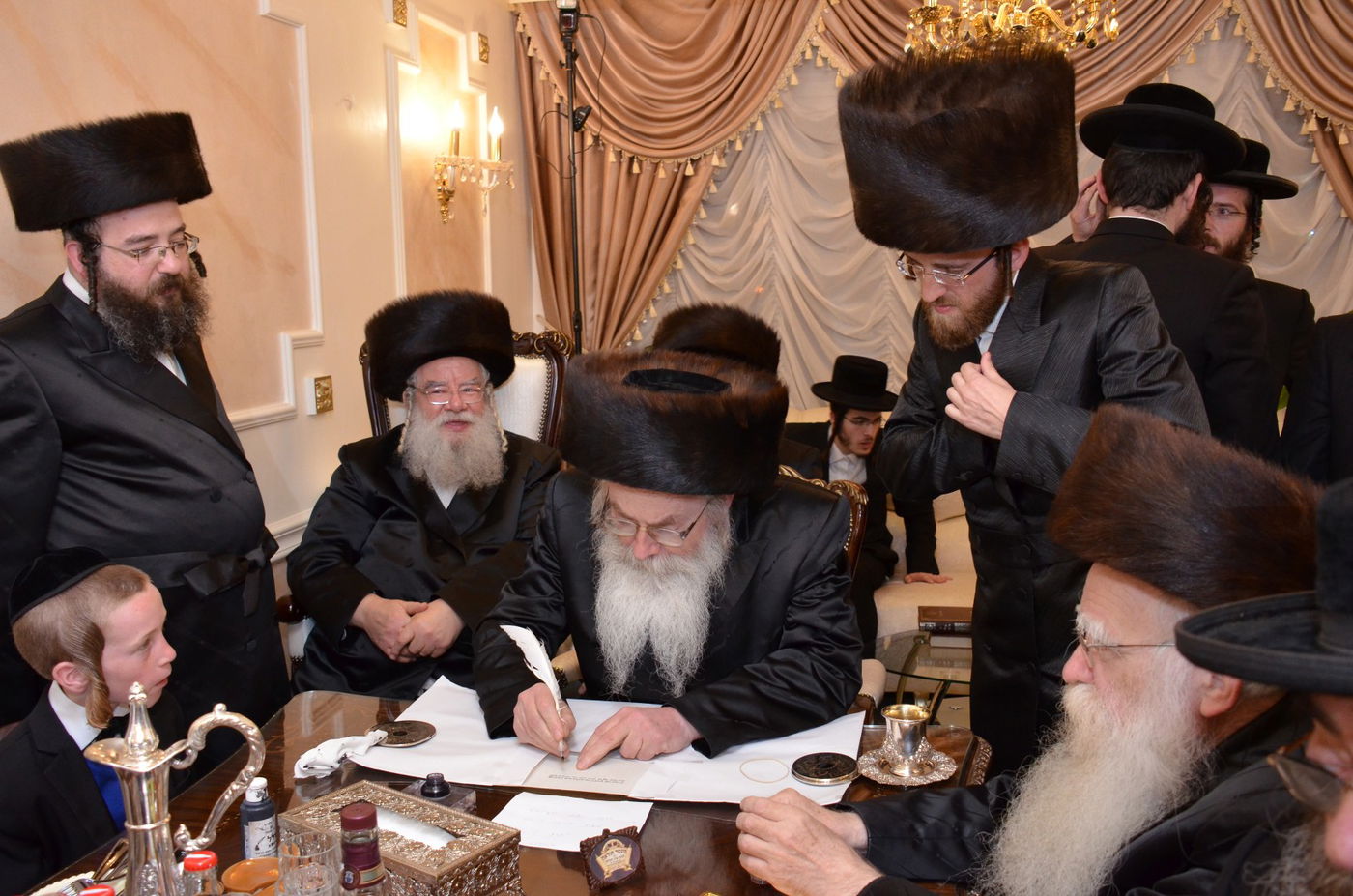 ביתר עילית: קהילת 'המתמידים' חנכה ארון קודש מפואר • תיעוד