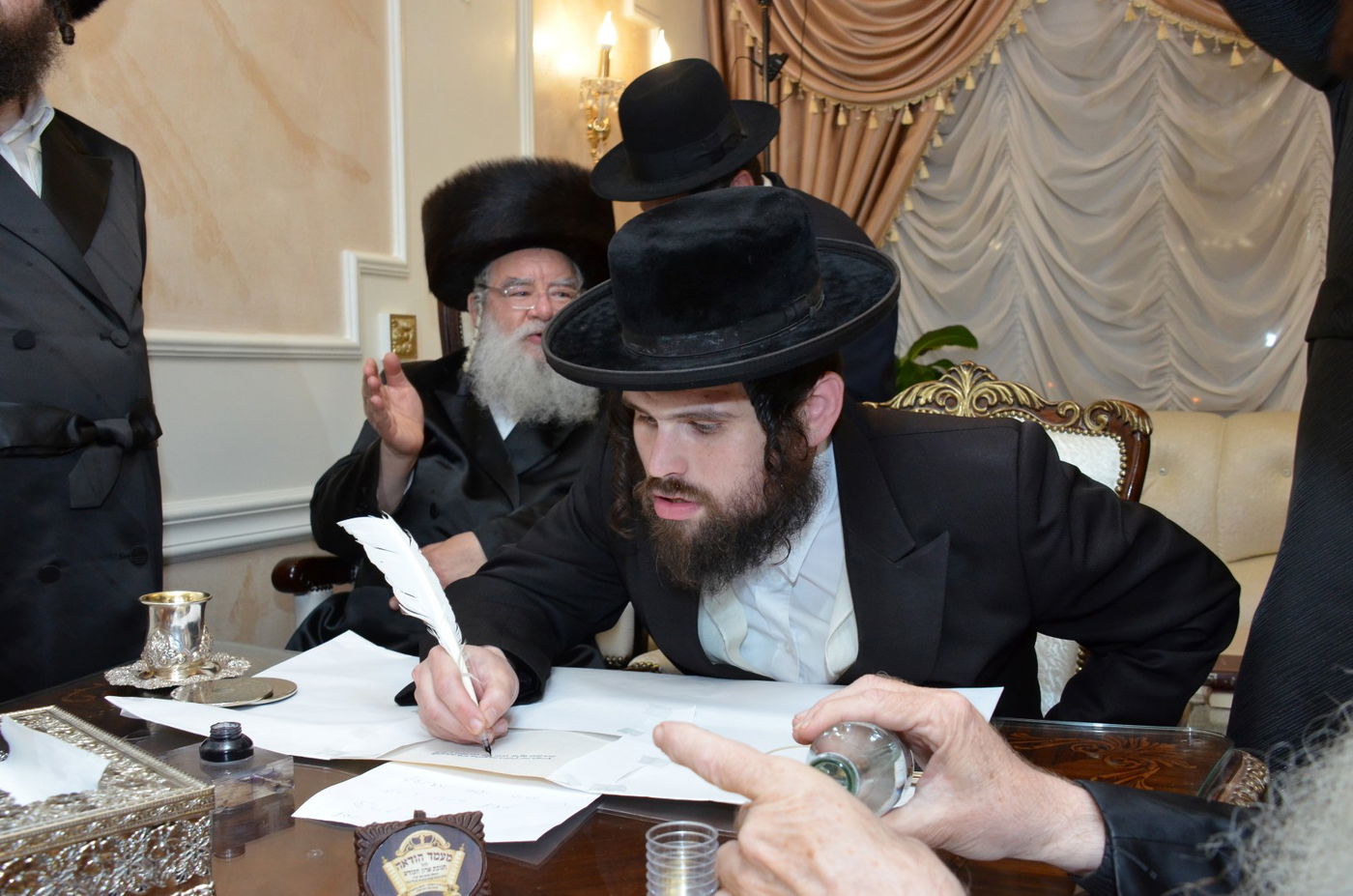 ביתר עילית: קהילת 'המתמידים' חנכה ארון קודש מפואר • תיעוד