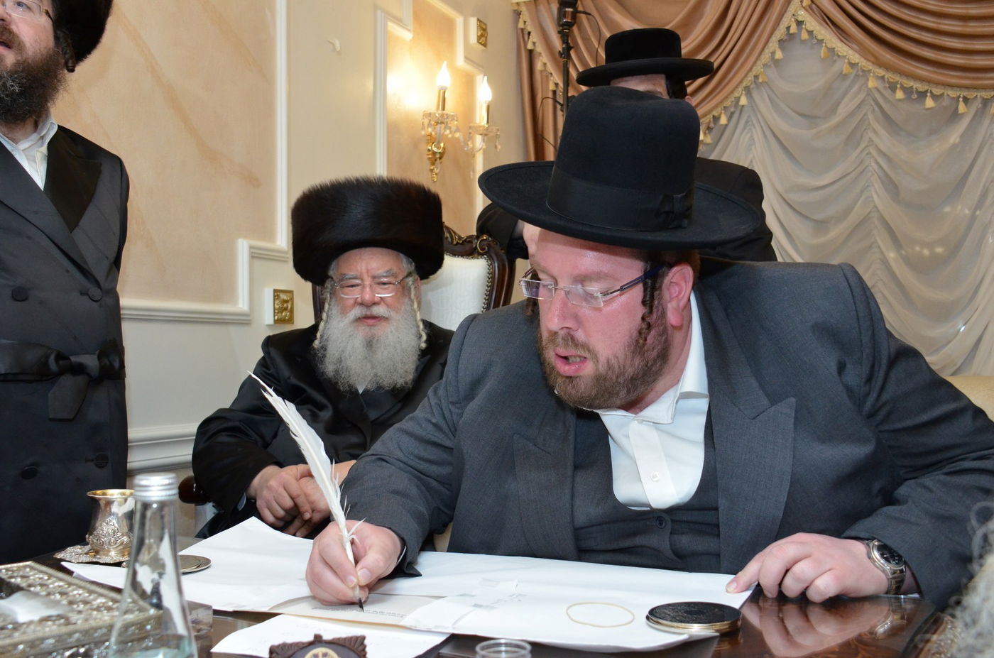 ביתר עילית: קהילת 'המתמידים' חנכה ארון קודש מפואר • תיעוד