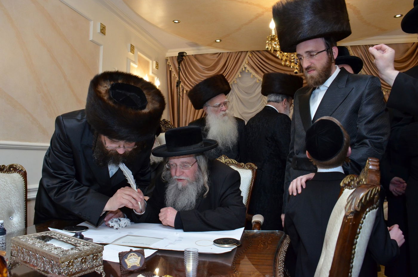 ביתר עילית: קהילת 'המתמידים' חנכה ארון קודש מפואר • תיעוד