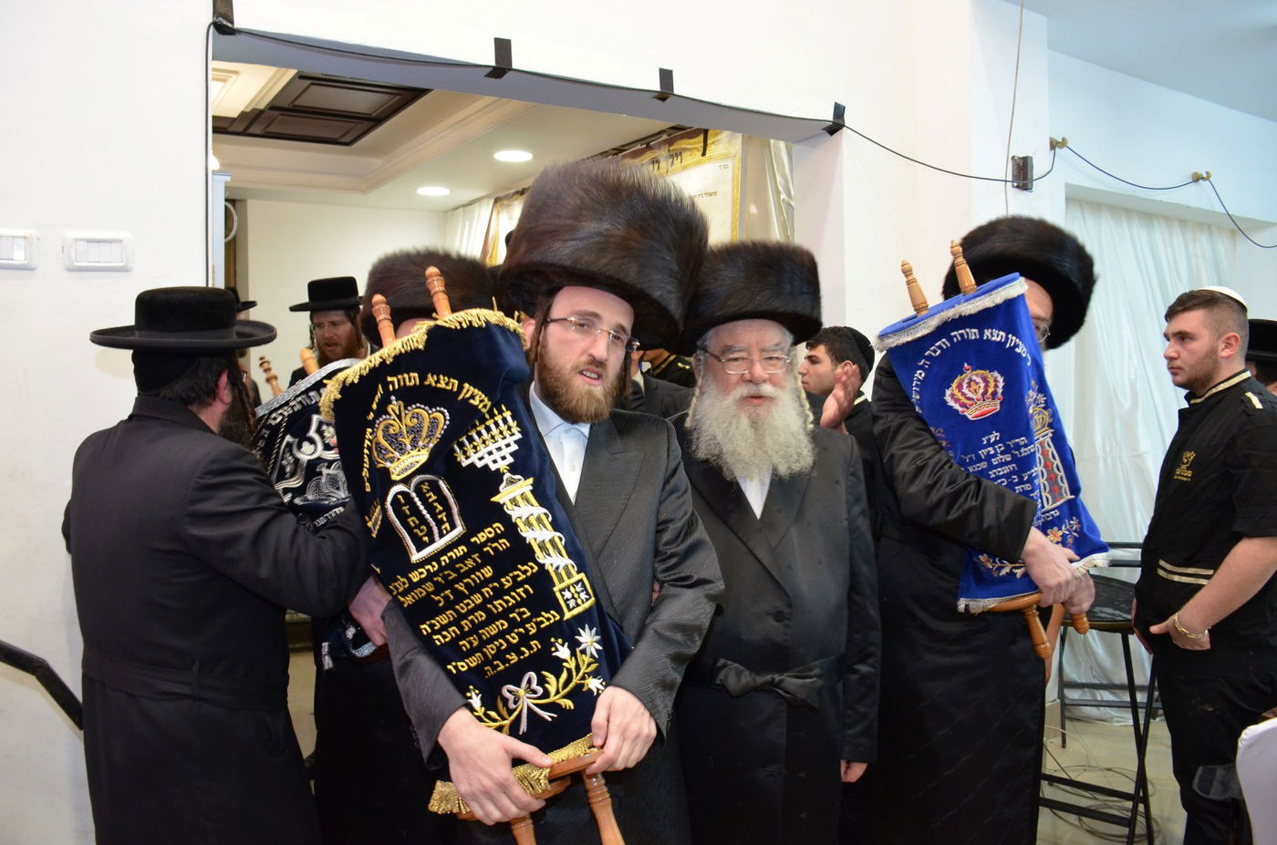 ביתר עילית: קהילת 'המתמידים' חנכה ארון קודש מפואר • תיעוד