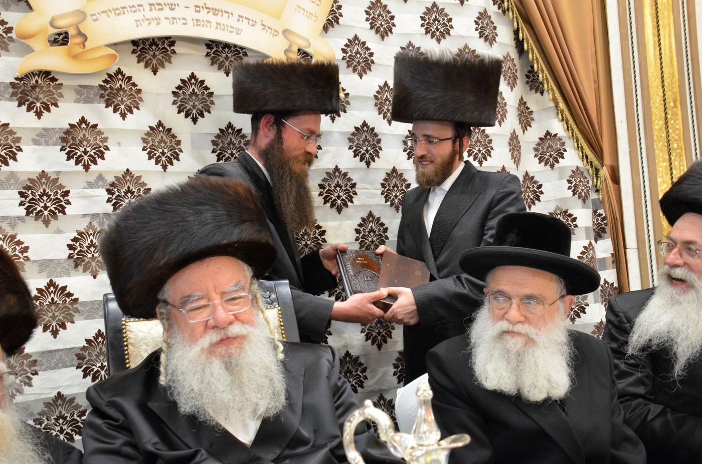 ביתר עילית: קהילת 'המתמידים' חנכה ארון קודש מפואר • תיעוד