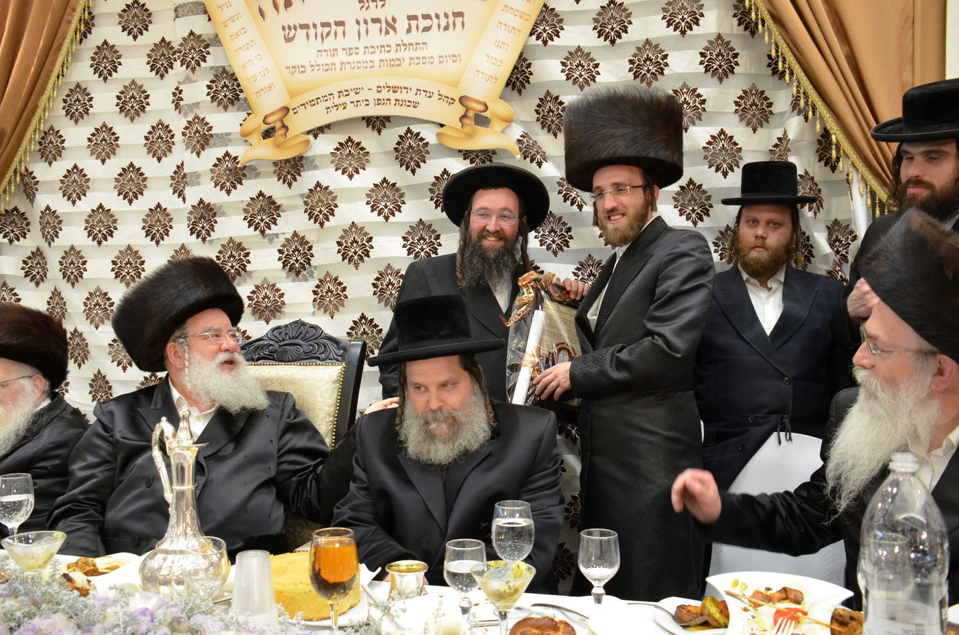 ביתר עילית: קהילת 'המתמידים' חנכה ארון קודש מפואר • תיעוד