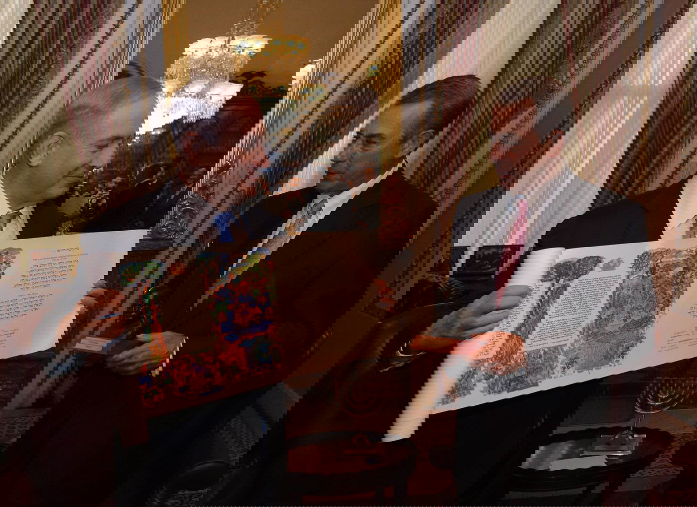 נתניהו מעניק ליו"ר בית הנבחרים ג'ון ביינר מגילת אסתר