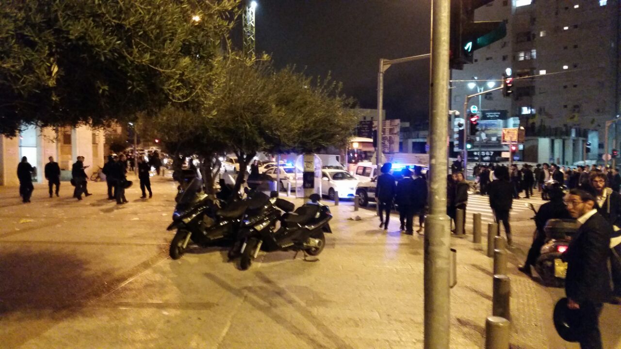 תיעוד: עשרות צעירים ניסו לפוצץ כנס של הרב אמנון יצחק