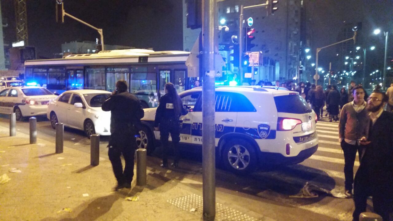 תיעוד: עשרות צעירים ניסו לפוצץ כנס של הרב אמנון יצחק