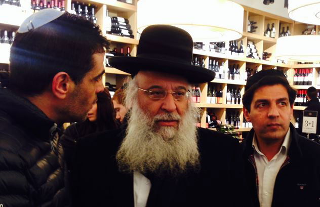 הרב שמואלי בחנות היין, הערב