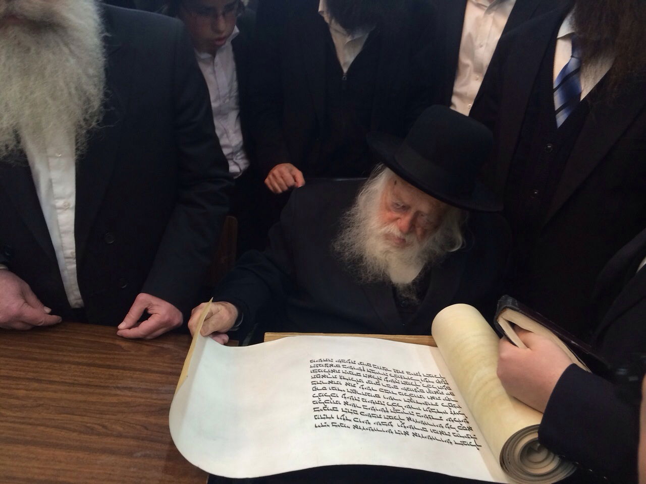 תיעוד: מרן הגר"ח קנייבסקי קורא את מגילת אסתר